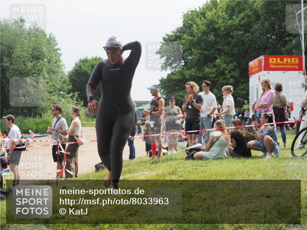 21.06.2025 - 27. Vierlanden-Triathlon KatJ http://msf.ph/oto/8033963 15.06.2025 11:17:12 Schwimmen 944, 945, 978, 979 meine-sportfotos.de