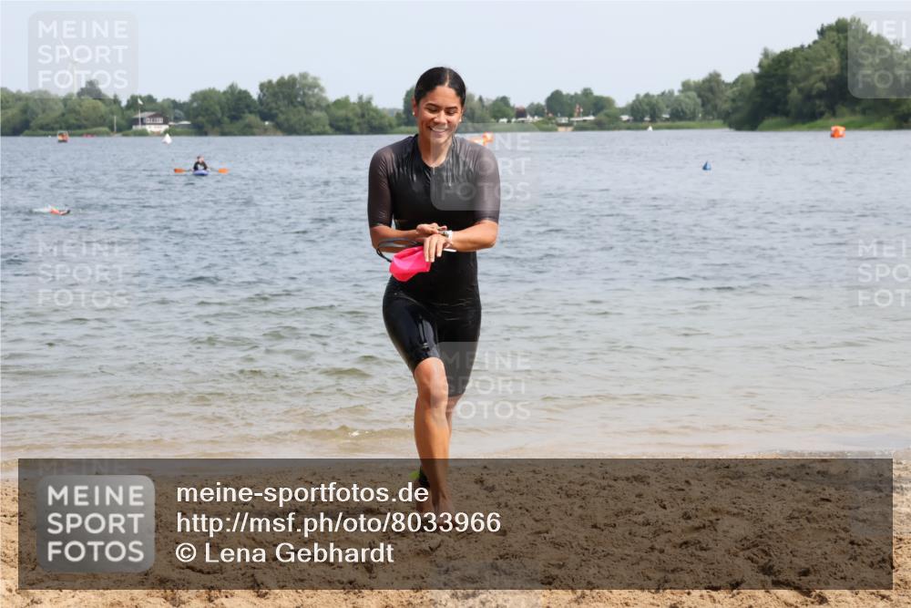 21.06.2025 - 27. Vierlanden-Triathlon Lena Gebhardt http://msf.ph/oto/8033966 15.06.2025 11:18:46 Schwimmen 885, 909, 916, 925, 939 meine-sportfotos.de