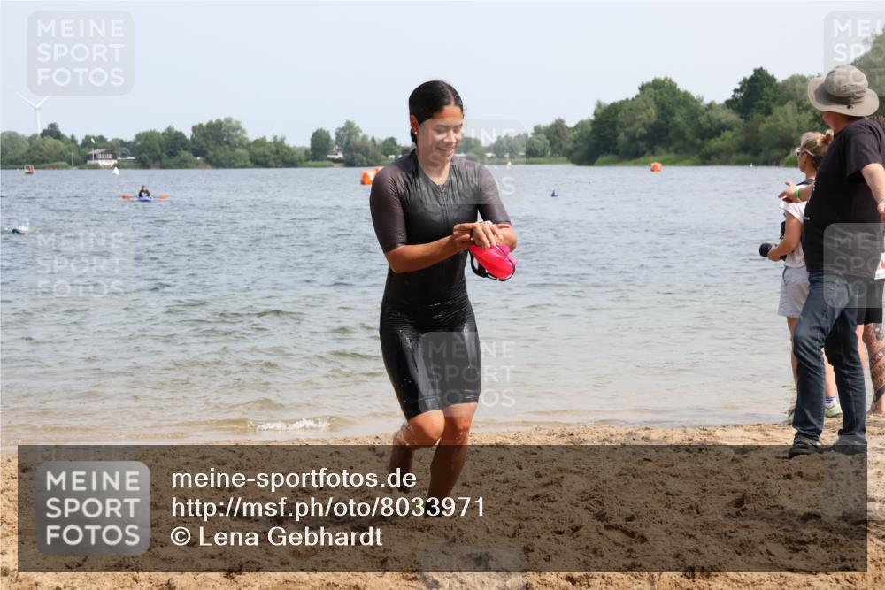 21.06.2025 - 27. Vierlanden-Triathlon Lena Gebhardt http://msf.ph/oto/8033971 15.06.2025 11:18:47 Schwimmen 885, 909, 916, 925, 939 meine-sportfotos.de