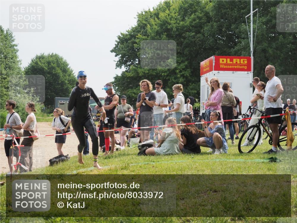 21.06.2025 - 27. Vierlanden-Triathlon KatJ http://msf.ph/oto/8033972 15.06.2025 11:17:15 Schwimmen 944, 945, 979 meine-sportfotos.de