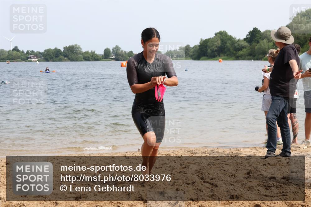 21.06.2025 - 27. Vierlanden-Triathlon Lena Gebhardt http://msf.ph/oto/8033976 15.06.2025 11:18:47 Schwimmen 885, 909, 916, 925, 939 meine-sportfotos.de