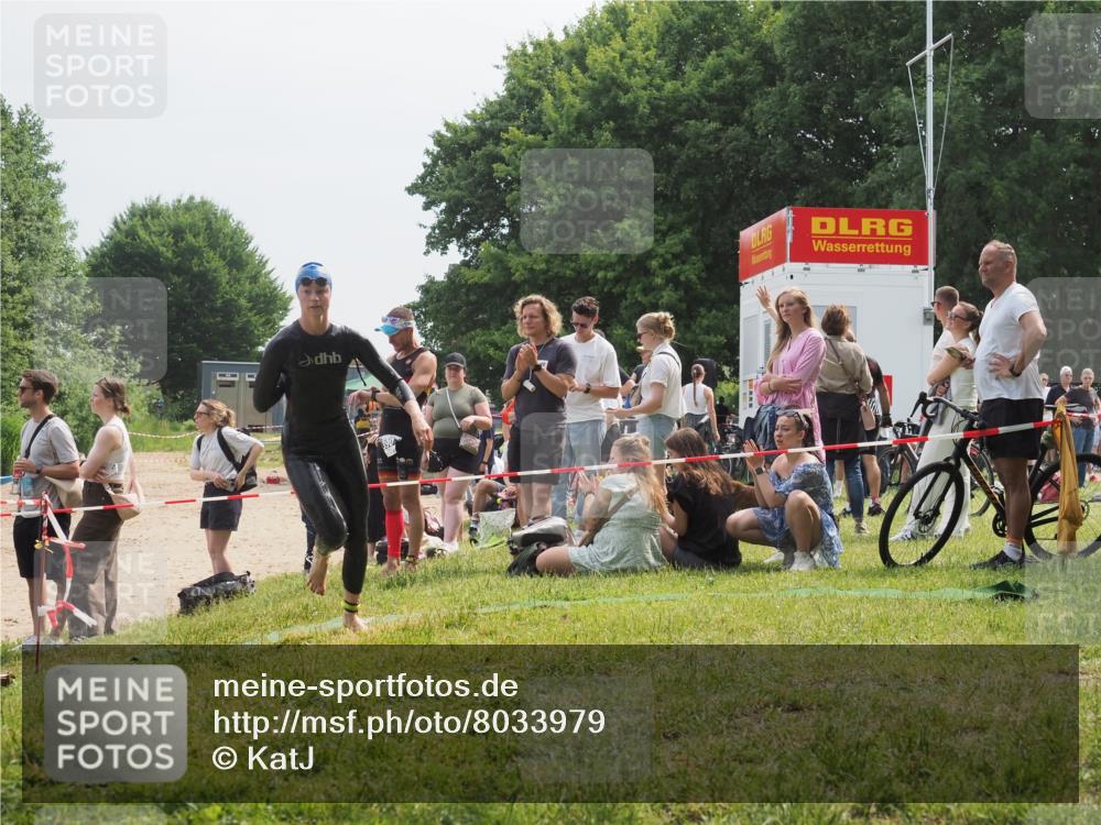 21.06.2025 - 27. Vierlanden-Triathlon KatJ http://msf.ph/oto/8033979 15.06.2025 11:17:15 Schwimmen 944, 945, 979 meine-sportfotos.de