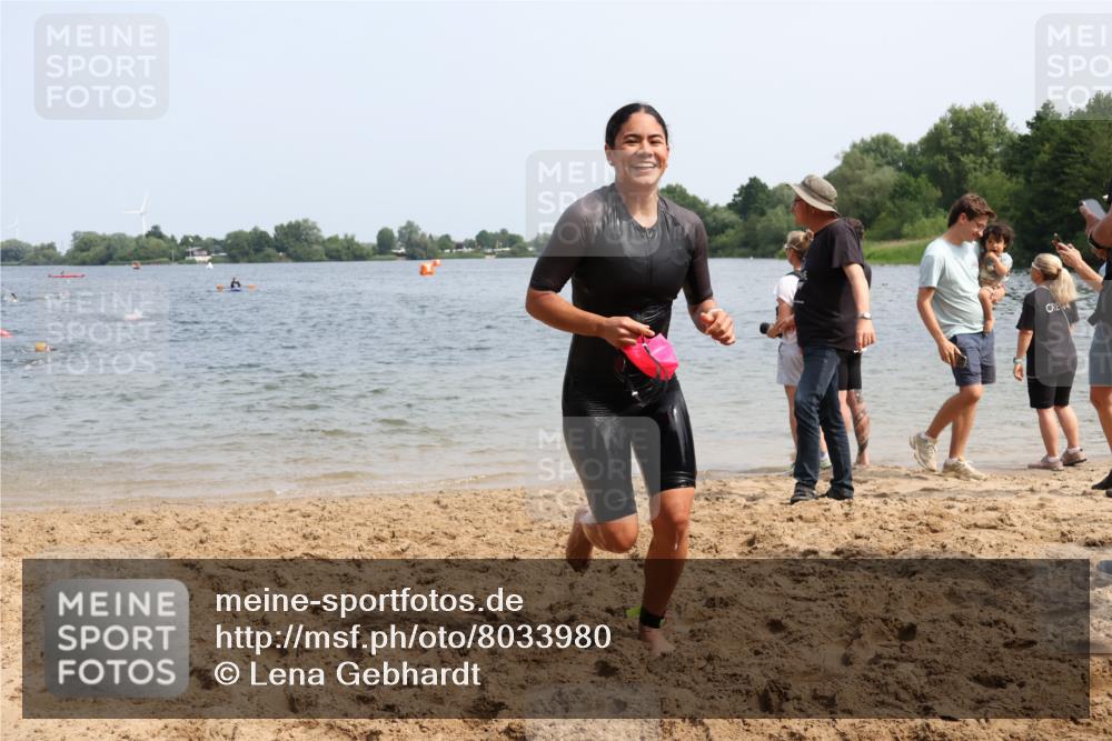 21.06.2025 - 27. Vierlanden-Triathlon Lena Gebhardt http://msf.ph/oto/8033980 15.06.2025 11:18:47 Schwimmen 885, 909, 916, 925, 939 meine-sportfotos.de