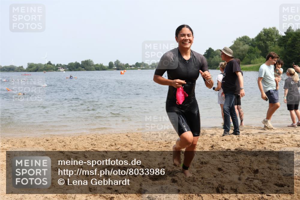 21.06.2025 - 27. Vierlanden-Triathlon Lena Gebhardt http://msf.ph/oto/8033986 15.06.2025 11:18:47 Schwimmen 885, 909, 916, 925, 939 meine-sportfotos.de