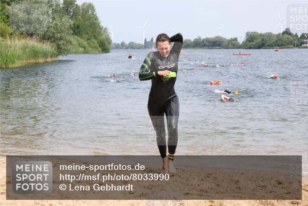 21.06.2025 - 27. Vierlanden-Triathlon Lena Gebhardt http://msf.ph/oto/8033990 15.06.2025 11:18:48 Schwimmen 885, 909, 916, 925, 939 meine-sportfotos.de