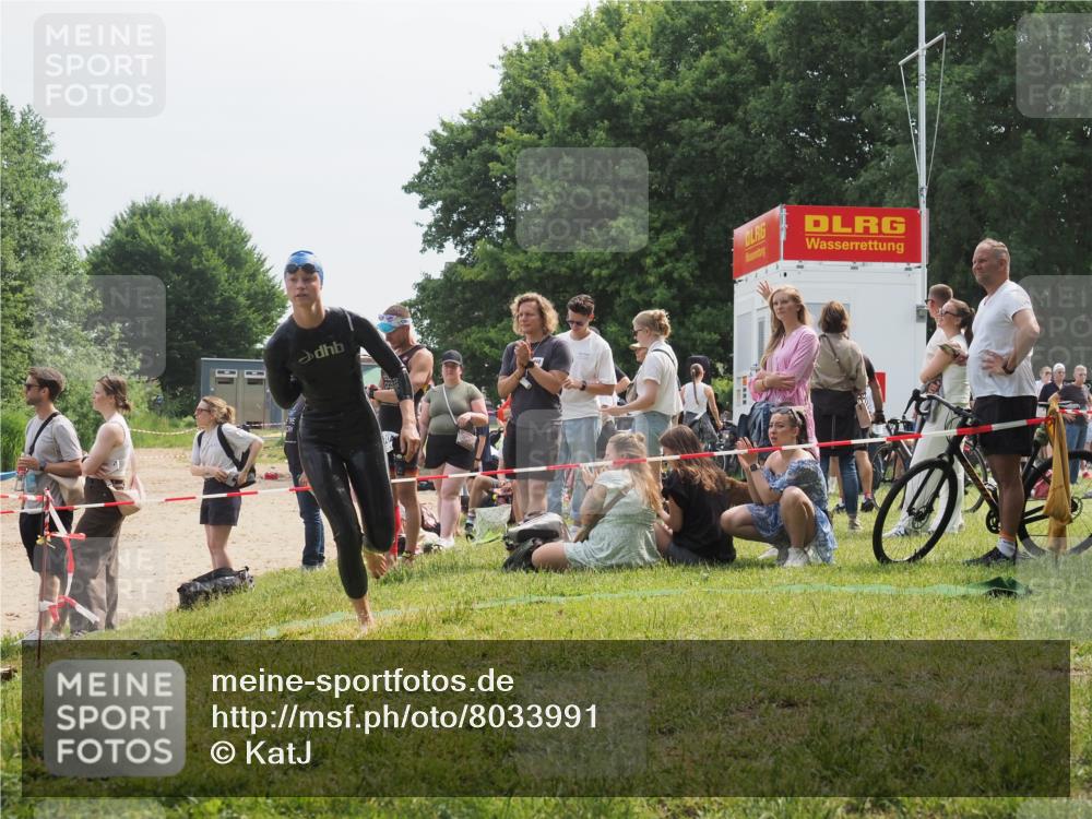 21.06.2025 - 27. Vierlanden-Triathlon KatJ http://msf.ph/oto/8033991 15.06.2025 11:17:15 Schwimmen 944, 945, 979 meine-sportfotos.de