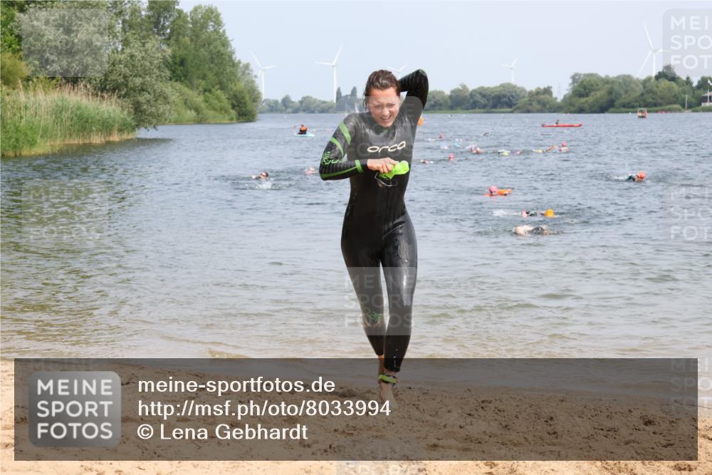 21.06.2025 - 27. Vierlanden-Triathlon Lena Gebhardt http://msf.ph/oto/8033994 15.06.2025 11:18:48 Schwimmen 885, 909, 916, 925, 939 meine-sportfotos.de