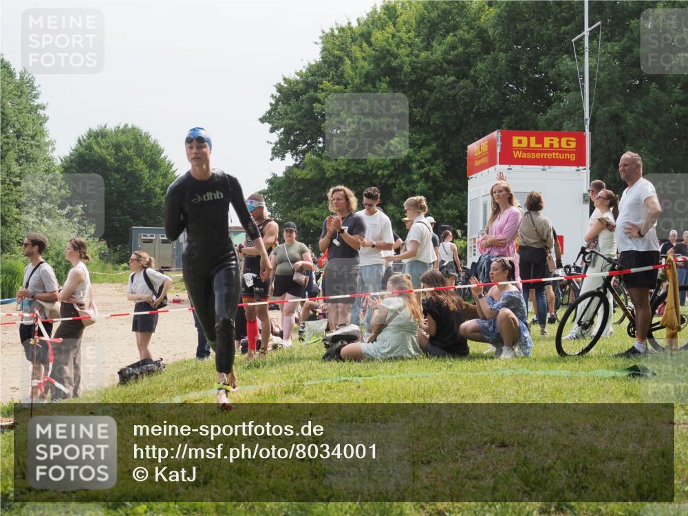 21.06.2025 - 27. Vierlanden-Triathlon KatJ http://msf.ph/oto/8034001 15.06.2025 11:17:15 Schwimmen 944, 945, 979 meine-sportfotos.de