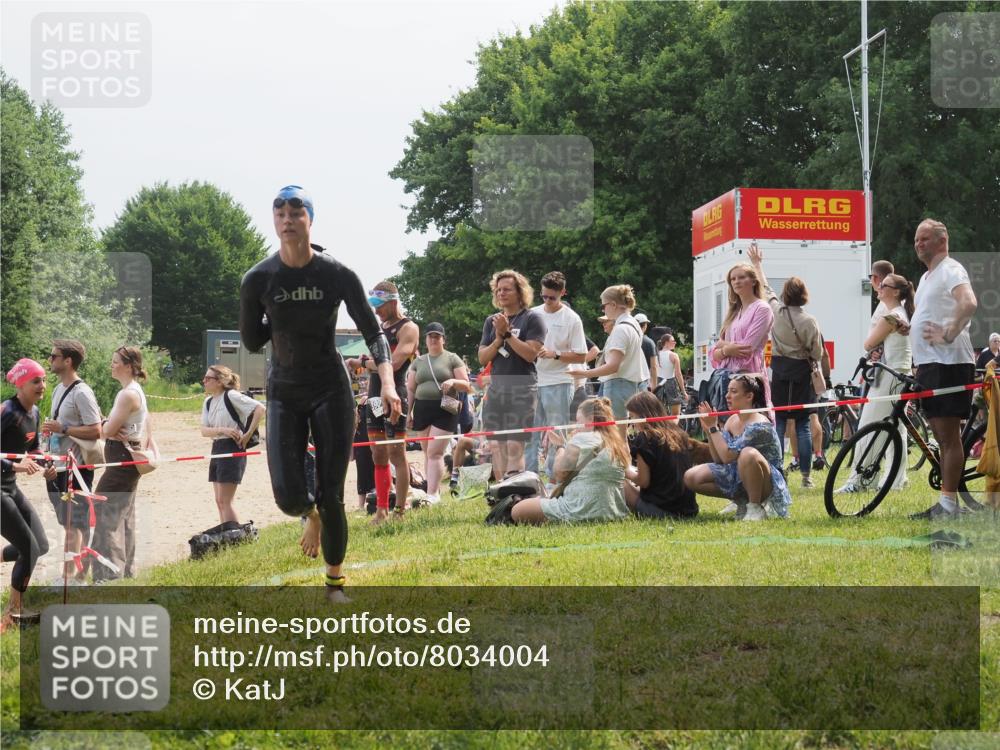 21.06.2025 - 27. Vierlanden-Triathlon KatJ http://msf.ph/oto/8034004 15.06.2025 11:17:15 Schwimmen 944, 945, 979 meine-sportfotos.de