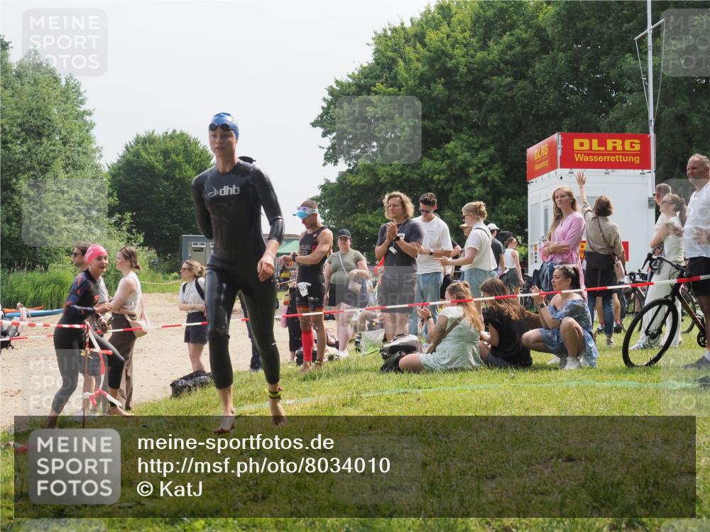 21.06.2025 - 27. Vierlanden-Triathlon KatJ http://msf.ph/oto/8034010 15.06.2025 11:17:16 Schwimmen 944, 945, 979 meine-sportfotos.de