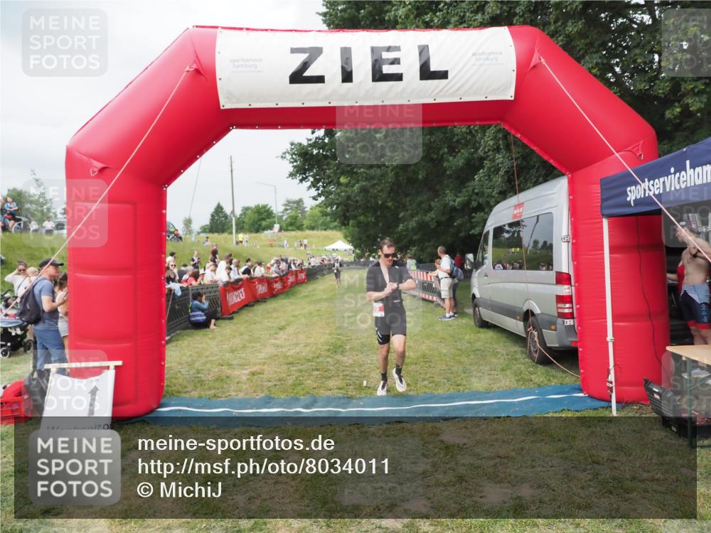 21.06.2025 - 27. Vierlanden-Triathlon MichiJ http://msf.ph/oto/8034011 15.06.2026 12:57:03 Ziel 59 meine-sportfotos.de