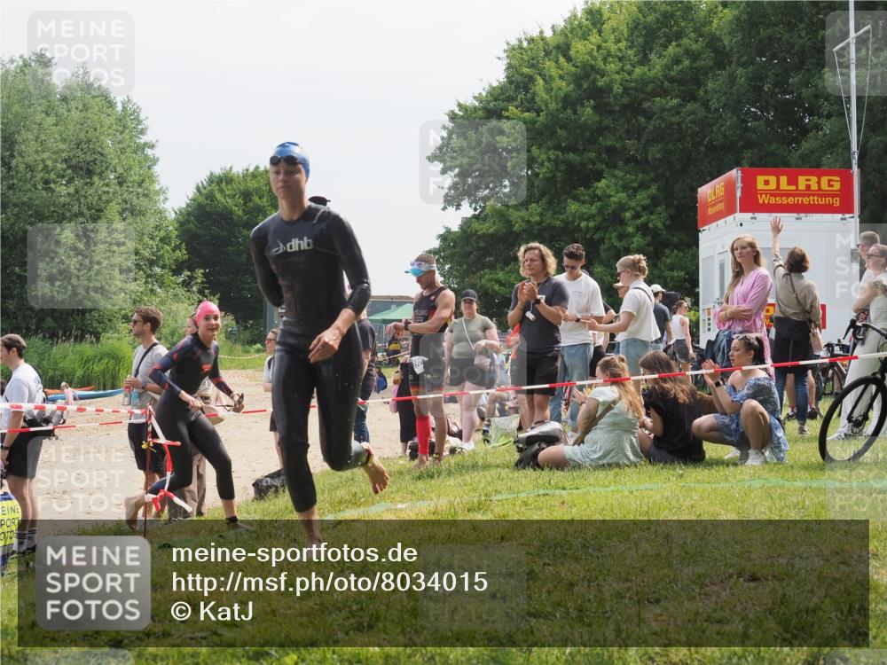 21.06.2025 - 27. Vierlanden-Triathlon KatJ http://msf.ph/oto/8034015 15.06.2025 11:17:16 Schwimmen 944, 945, 979 meine-sportfotos.de