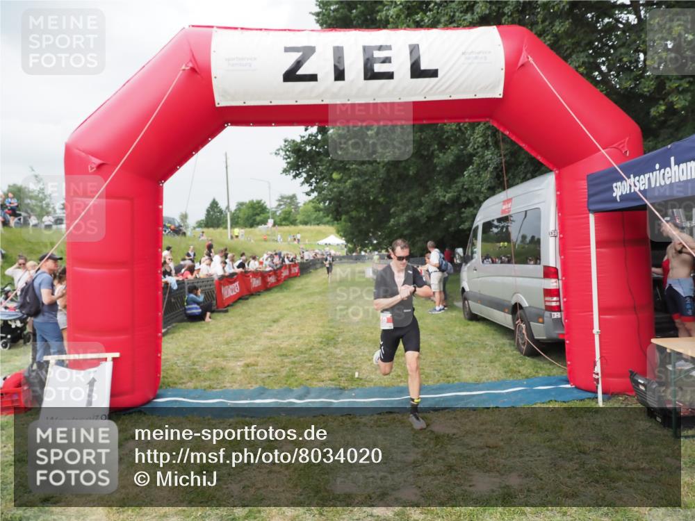 21.06.2025 - 27. Vierlanden-Triathlon MichiJ http://msf.ph/oto/8034020 15.06.2026 12:57:03 Ziel 59 meine-sportfotos.de