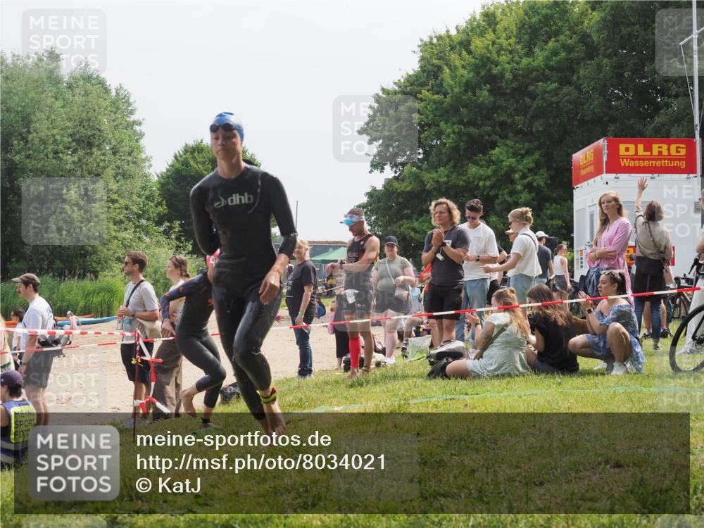 21.06.2025 - 27. Vierlanden-Triathlon KatJ http://msf.ph/oto/8034021 15.06.2025 11:17:16 Schwimmen 944, 945, 979 meine-sportfotos.de