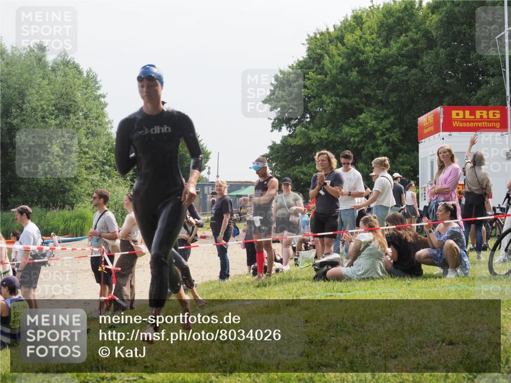 21.06.2025 - 27. Vierlanden-Triathlon KatJ http://msf.ph/oto/8034026 15.06.2025 11:17:16 Schwimmen 944, 945, 979 meine-sportfotos.de