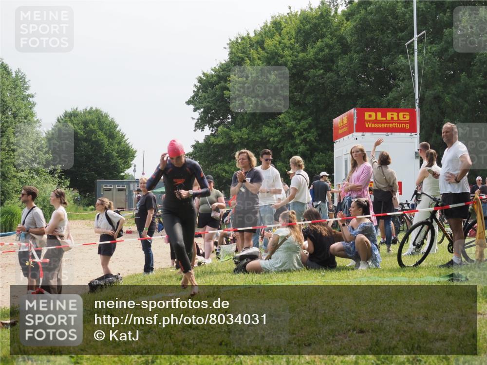 21.06.2025 - 27. Vierlanden-Triathlon KatJ http://msf.ph/oto/8034031 15.06.2025 11:17:17 Schwimmen 944, 945, 979 meine-sportfotos.de