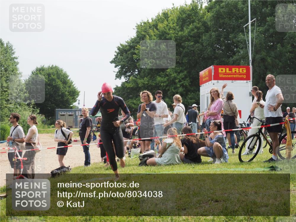 21.06.2025 - 27. Vierlanden-Triathlon KatJ http://msf.ph/oto/8034038 15.06.2025 11:17:17 Schwimmen 944, 945, 979 meine-sportfotos.de