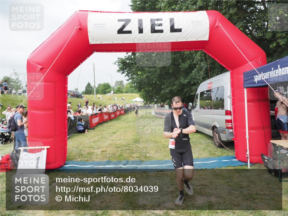 21.06.2025 - 27. Vierlanden-Triathlon MichiJ http://msf.ph/oto/8034039 15.06.2026 12:57:04 Ziel 59 meine-sportfotos.de