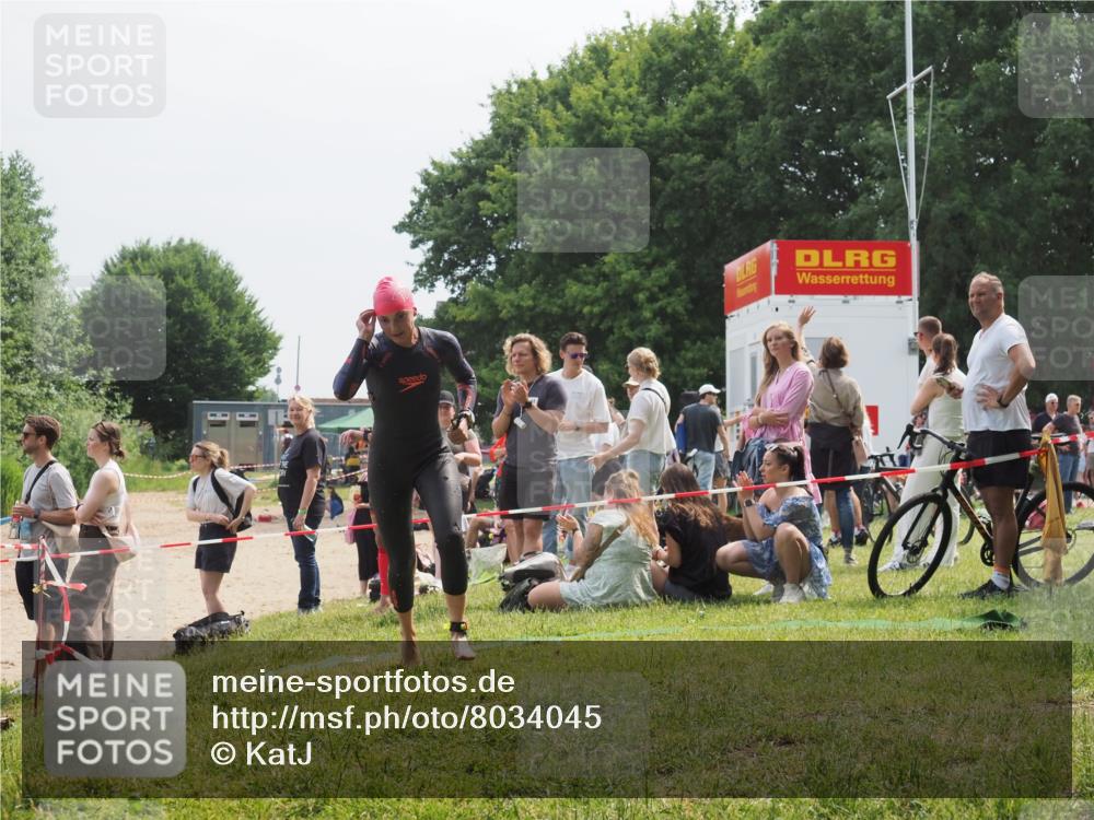 21.06.2025 - 27. Vierlanden-Triathlon KatJ http://msf.ph/oto/8034045 15.06.2025 11:17:17 Schwimmen 944, 945, 979 meine-sportfotos.de