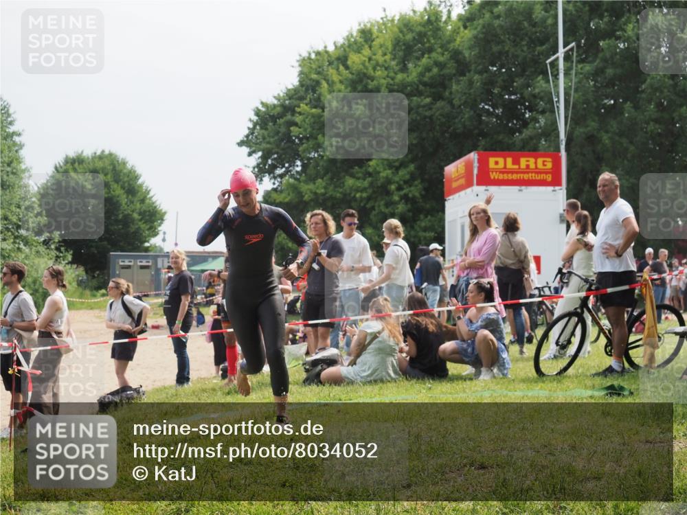 21.06.2025 - 27. Vierlanden-Triathlon KatJ http://msf.ph/oto/8034052 15.06.2025 11:17:17 Schwimmen 944, 945, 979 meine-sportfotos.de