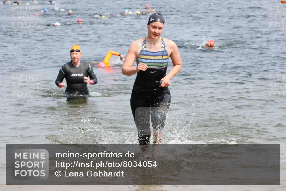 21.06.2025 - 27. Vierlanden-Triathlon Lena Gebhardt http://msf.ph/oto/8034054 15.06.2025 11:18:59 Schwimmen 876, 916, 942 meine-sportfotos.de