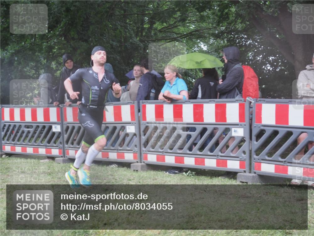 21.06.2025 - 27. Vierlanden-Triathlon KatJ http://msf.ph/oto/8034055 15.06.2025 13:47:20 Ziel 1124, 1147 meine-sportfotos.de