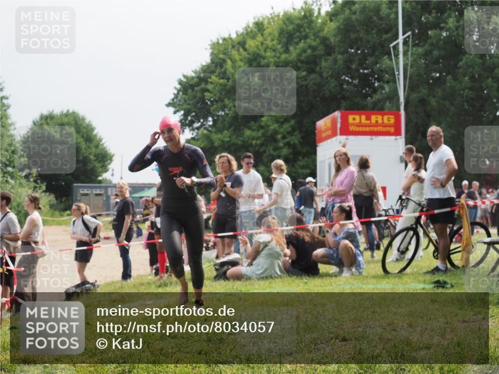 21.06.2025 - 27. Vierlanden-Triathlon KatJ http://msf.ph/oto/8034057 15.06.2025 11:17:17 Schwimmen 944, 945, 979 meine-sportfotos.de