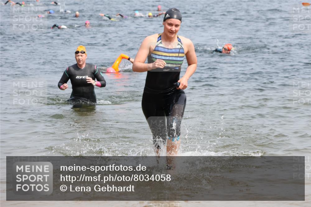 21.06.2025 - 27. Vierlanden-Triathlon Lena Gebhardt http://msf.ph/oto/8034058 15.06.2025 11:18:59 Schwimmen 876, 916, 942 meine-sportfotos.de