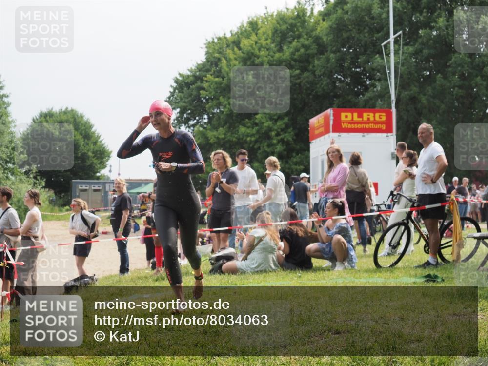 21.06.2025 - 27. Vierlanden-Triathlon KatJ http://msf.ph/oto/8034063 15.06.2025 11:17:17 Schwimmen 944, 945, 979 meine-sportfotos.de