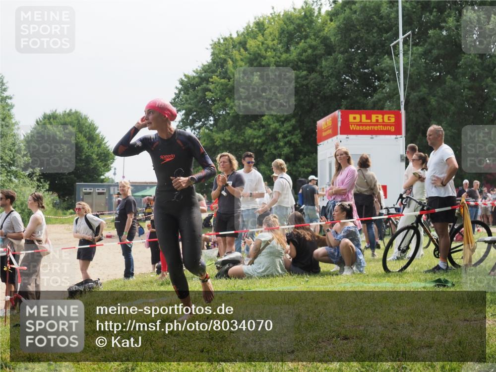 21.06.2025 - 27. Vierlanden-Triathlon KatJ http://msf.ph/oto/8034070 15.06.2025 11:17:17 Schwimmen 944, 945, 979 meine-sportfotos.de