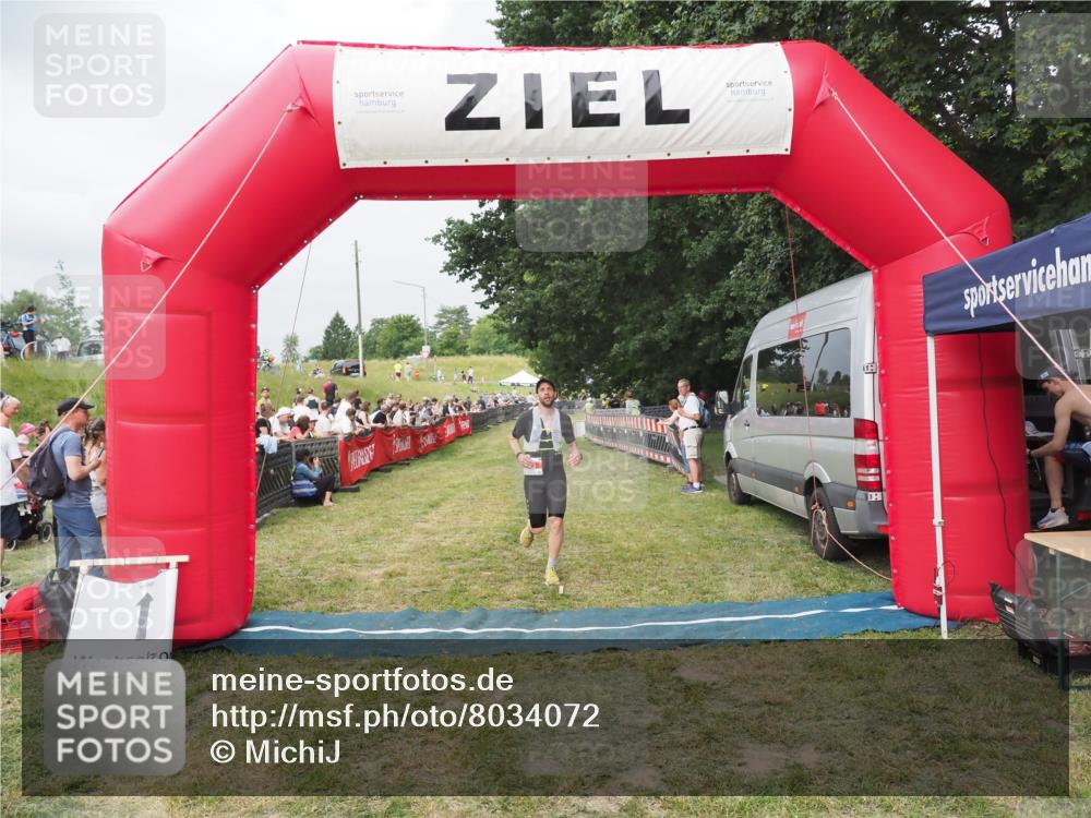 21.06.2025 - 27. Vierlanden-Triathlon MichiJ http://msf.ph/oto/8034072 15.06.2026 12:57:11 Ziel 86 meine-sportfotos.de