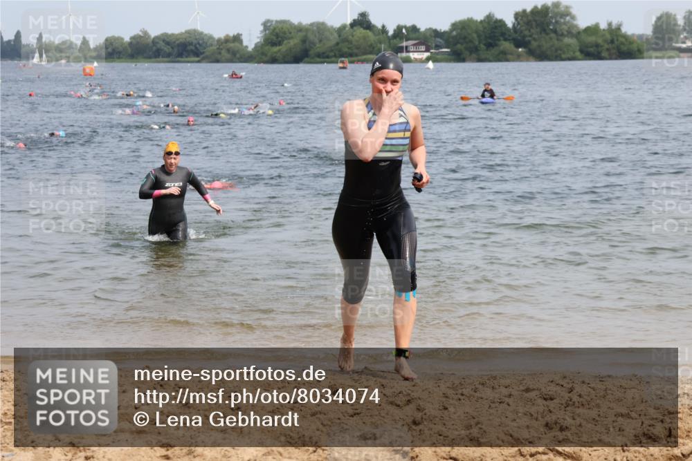 21.06.2025 - 27. Vierlanden-Triathlon Lena Gebhardt http://msf.ph/oto/8034074 15.06.2025 11:19:01 Schwimmen 876, 942 meine-sportfotos.de