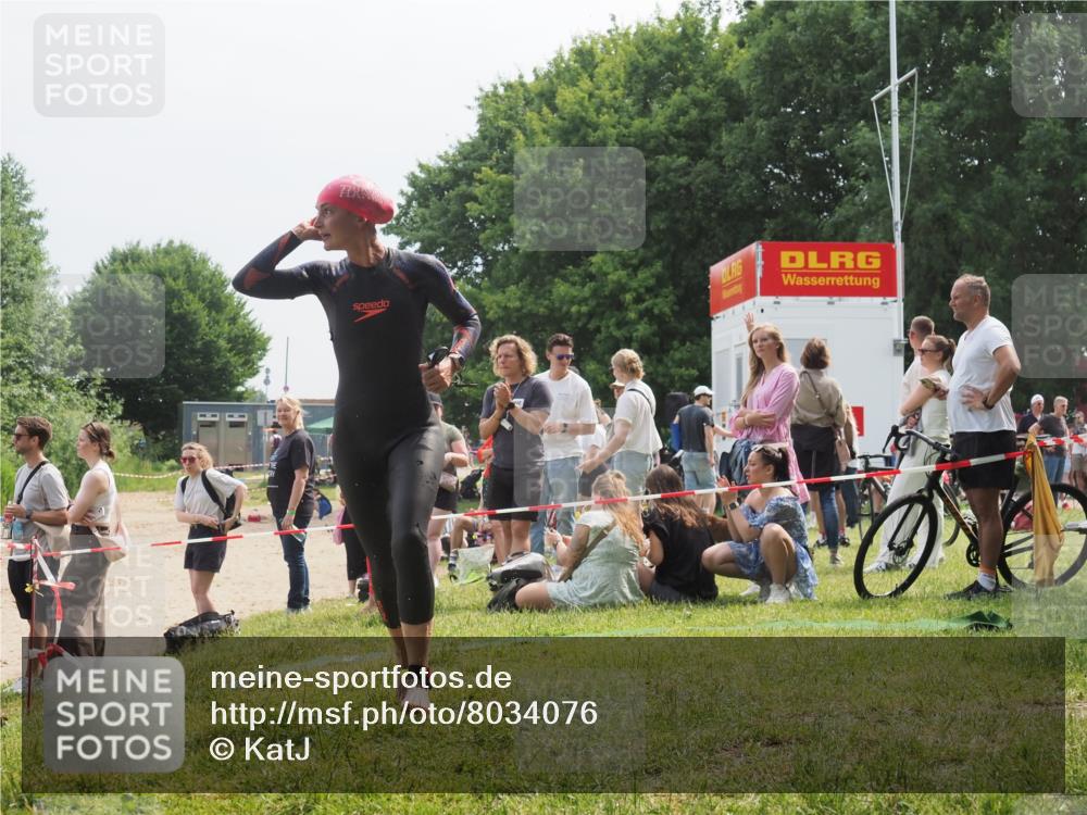 21.06.2025 - 27. Vierlanden-Triathlon KatJ http://msf.ph/oto/8034076 15.06.2025 11:17:17 Schwimmen 944, 945, 979 meine-sportfotos.de
