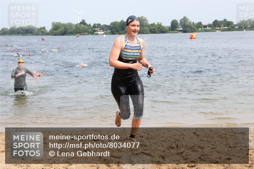 21.06.2025 - 27. Vierlanden-Triathlon Lena Gebhardt http://msf.ph/oto/8034077 15.06.2025 11:19:01 Schwimmen 876, 942 meine-sportfotos.de