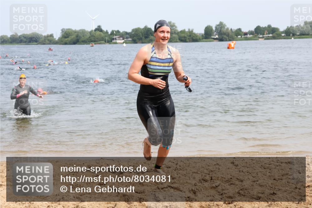 21.06.2025 - 27. Vierlanden-Triathlon Lena Gebhardt http://msf.ph/oto/8034081 15.06.2025 11:19:01 Schwimmen 876, 942 meine-sportfotos.de