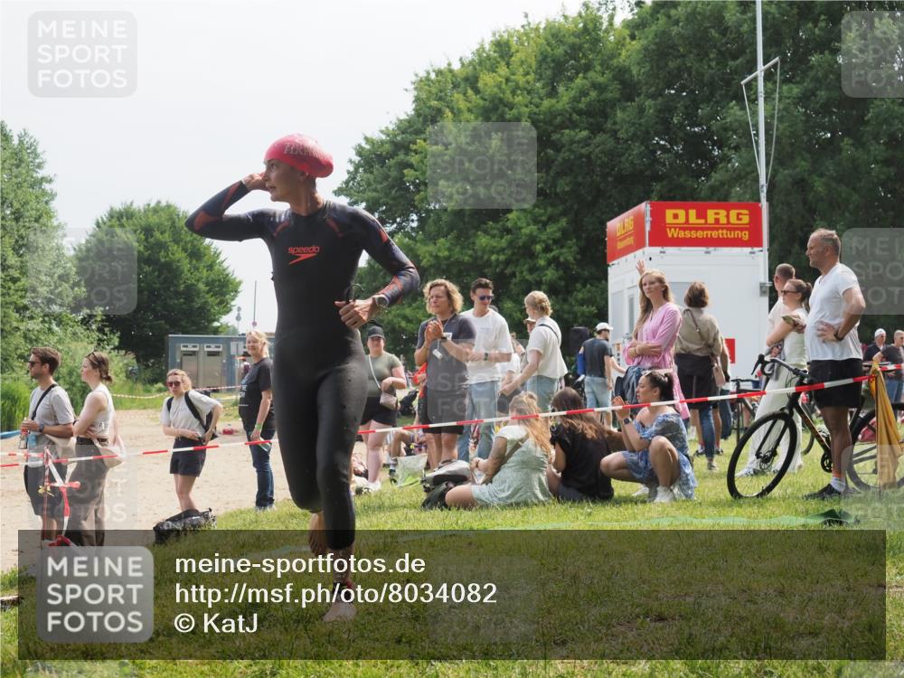 21.06.2025 - 27. Vierlanden-Triathlon KatJ http://msf.ph/oto/8034082 15.06.2025 11:17:18 Schwimmen 911, 944, 945, 979 meine-sportfotos.de