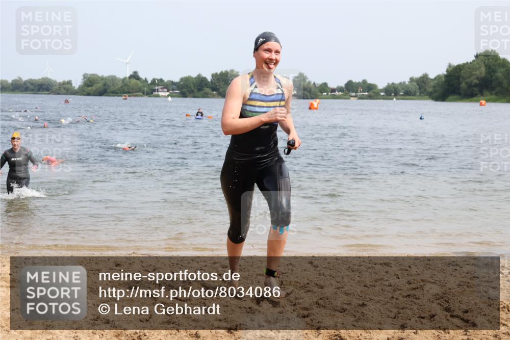 21.06.2025 - 27. Vierlanden-Triathlon Lena Gebhardt http://msf.ph/oto/8034086 15.06.2025 11:19:02 Schwimmen 876, 942 meine-sportfotos.de
