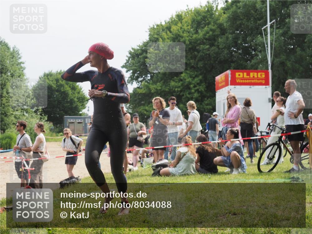 21.06.2025 - 27. Vierlanden-Triathlon KatJ http://msf.ph/oto/8034088 15.06.2025 11:17:18 Schwimmen 911, 944, 945, 979 meine-sportfotos.de