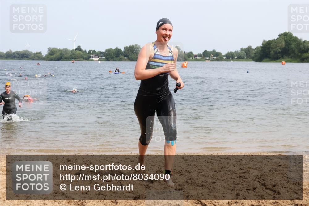 21.06.2025 - 27. Vierlanden-Triathlon Lena Gebhardt http://msf.ph/oto/8034090 15.06.2025 11:19:02 Schwimmen 876, 942 meine-sportfotos.de