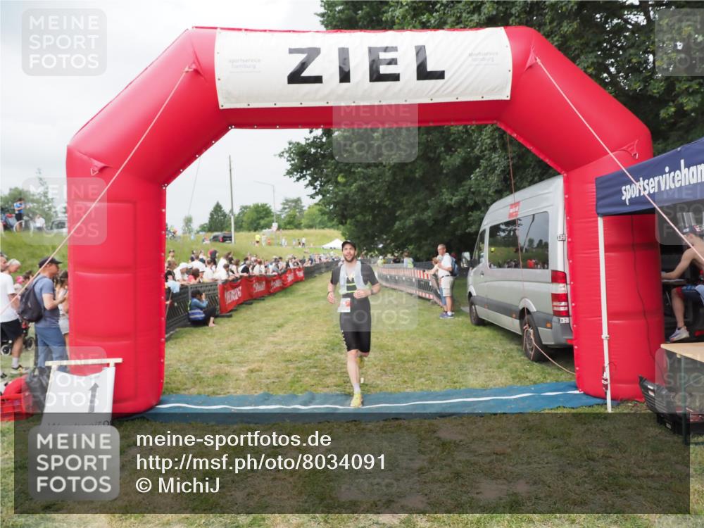 21.06.2025 - 27. Vierlanden-Triathlon MichiJ http://msf.ph/oto/8034091 15.06.2026 12:57:11 Ziel 86 meine-sportfotos.de