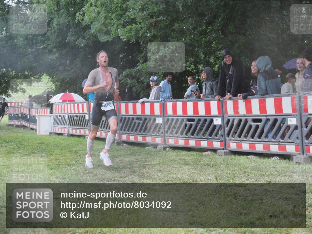 21.06.2025 - 27. Vierlanden-Triathlon KatJ http://msf.ph/oto/8034092 15.06.2025 13:47:29 Ziel 1118, 1124, 1145 meine-sportfotos.de