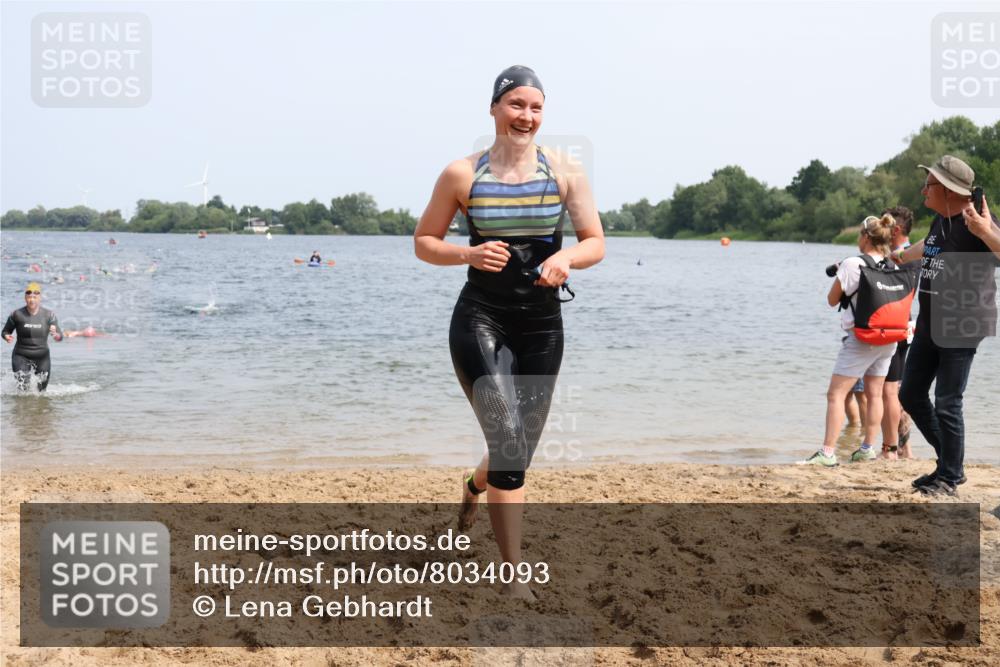 21.06.2025 - 27. Vierlanden-Triathlon Lena Gebhardt http://msf.ph/oto/8034093 15.06.2025 11:19:02 Schwimmen 876, 942 meine-sportfotos.de