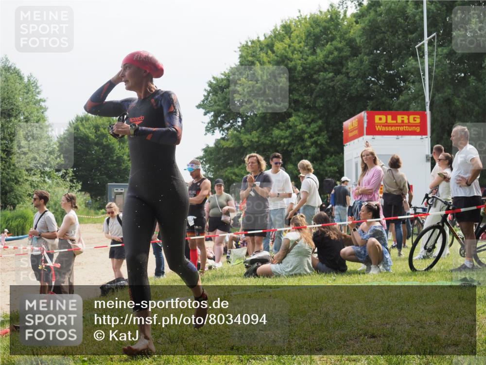 21.06.2025 - 27. Vierlanden-Triathlon KatJ http://msf.ph/oto/8034094 15.06.2025 11:17:18 Schwimmen 911, 944, 945, 979 meine-sportfotos.de