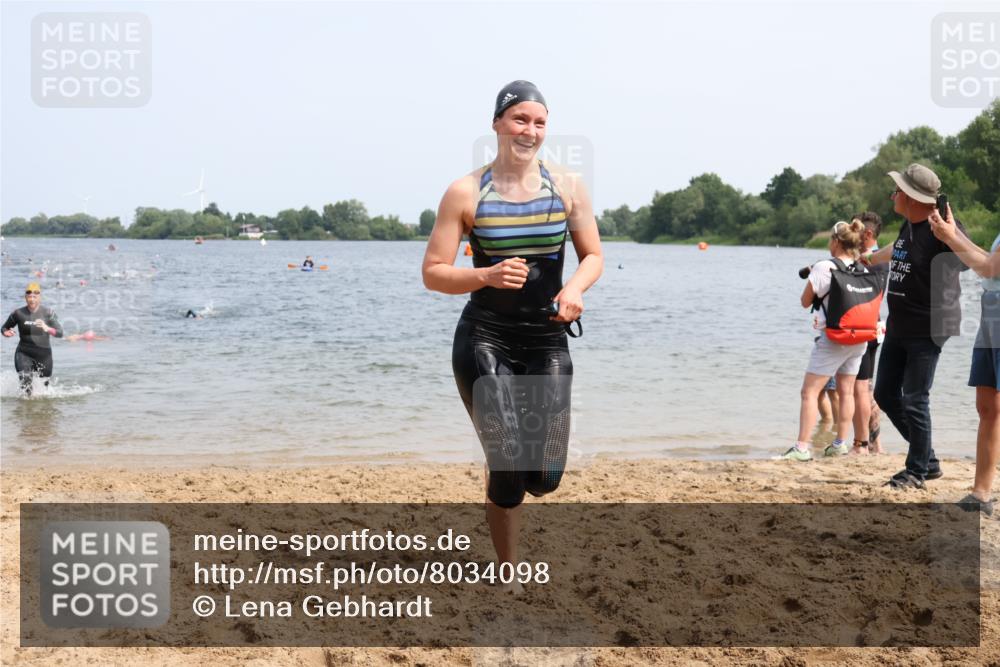 21.06.2025 - 27. Vierlanden-Triathlon Lena Gebhardt http://msf.ph/oto/8034098 15.06.2025 11:19:02 Schwimmen 876, 942 meine-sportfotos.de