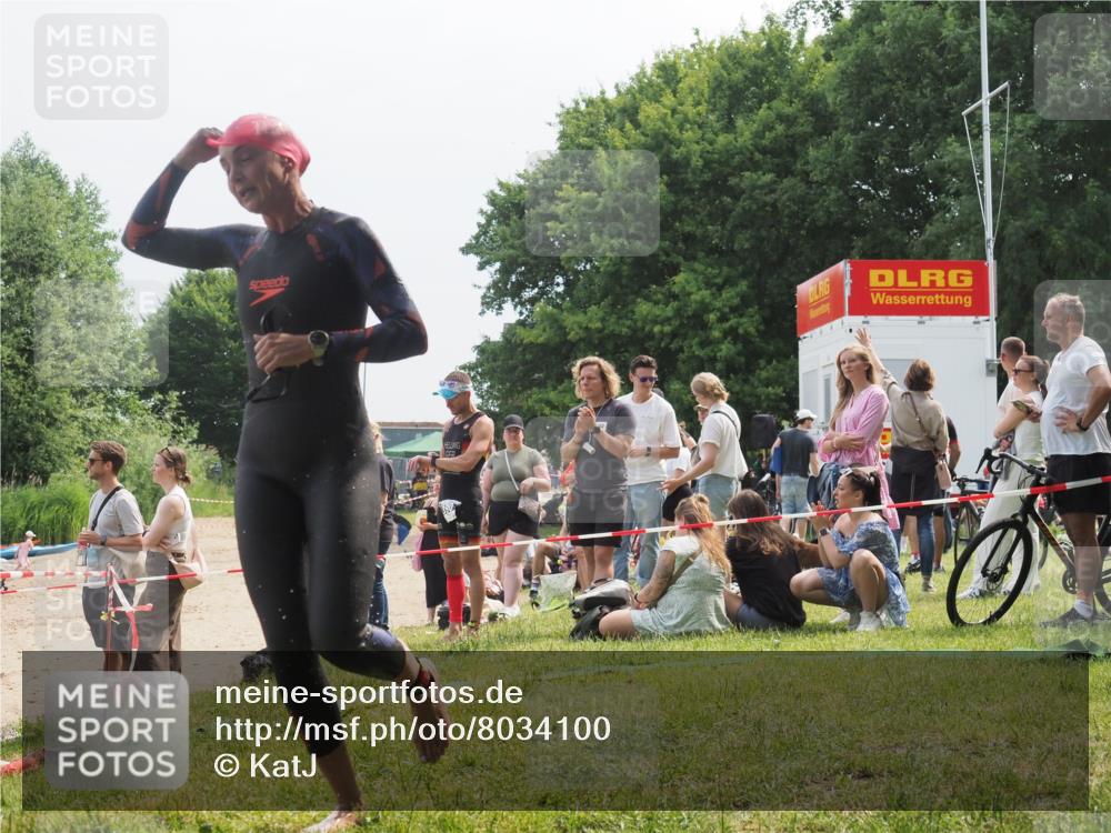 21.06.2025 - 27. Vierlanden-Triathlon KatJ http://msf.ph/oto/8034100 15.06.2025 11:17:18 Schwimmen 911, 944, 945, 979 meine-sportfotos.de