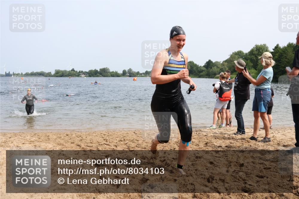 21.06.2025 - 27. Vierlanden-Triathlon Lena Gebhardt http://msf.ph/oto/8034103 15.06.2025 11:19:03 Schwimmen 876, 942 meine-sportfotos.de