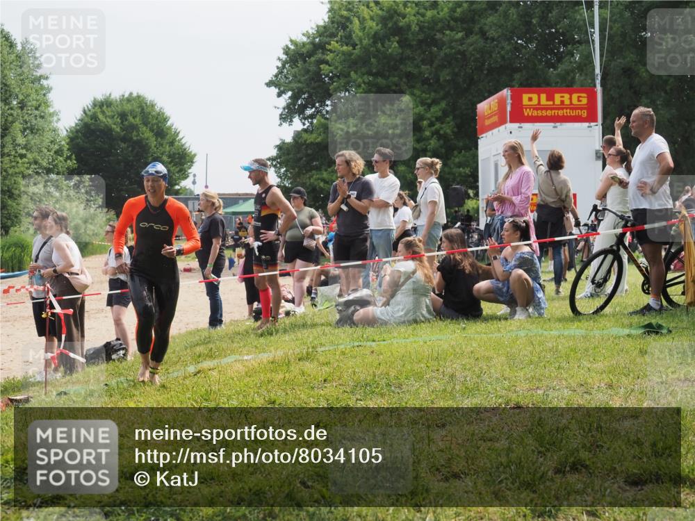 21.06.2025 - 27. Vierlanden-Triathlon KatJ http://msf.ph/oto/8034105 15.06.2025 11:17:25 Schwimmen 911, 944 meine-sportfotos.de