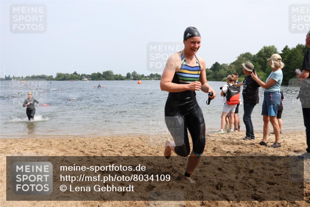 21.06.2025 - 27. Vierlanden-Triathlon Lena Gebhardt http://msf.ph/oto/8034109 15.06.2025 11:19:03 Schwimmen 876, 942 meine-sportfotos.de