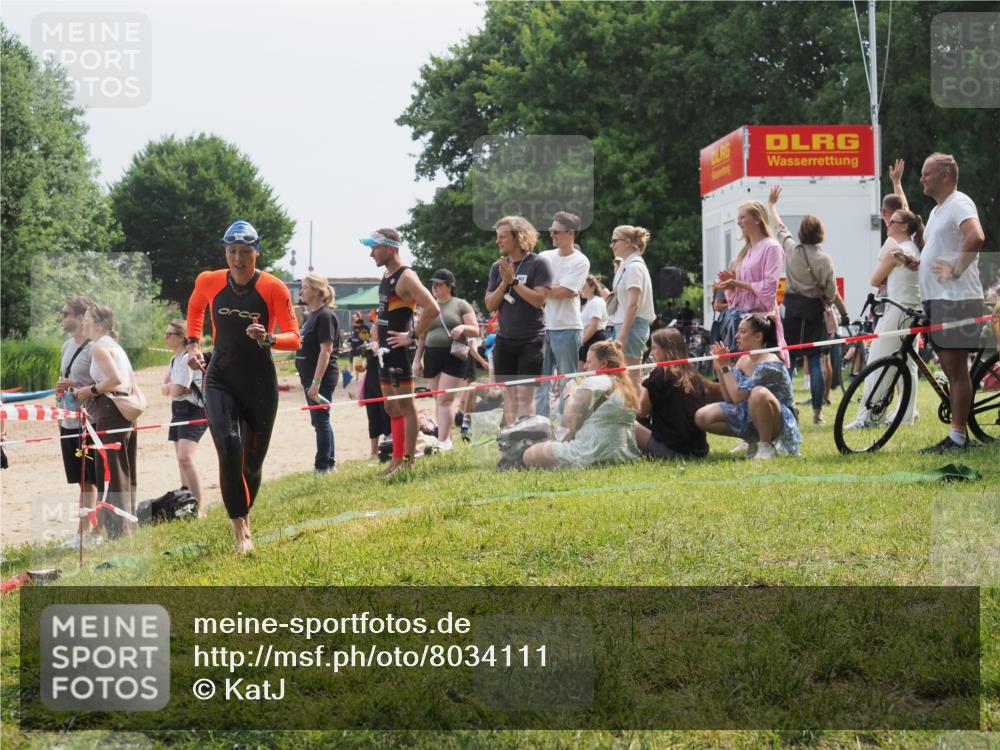 21.06.2025 - 27. Vierlanden-Triathlon KatJ http://msf.ph/oto/8034111 15.06.2025 11:17:25 Schwimmen 911, 944 meine-sportfotos.de