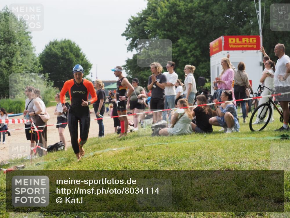 21.06.2025 - 27. Vierlanden-Triathlon KatJ http://msf.ph/oto/8034114 15.06.2025 11:17:25 Schwimmen 911, 944 meine-sportfotos.de
